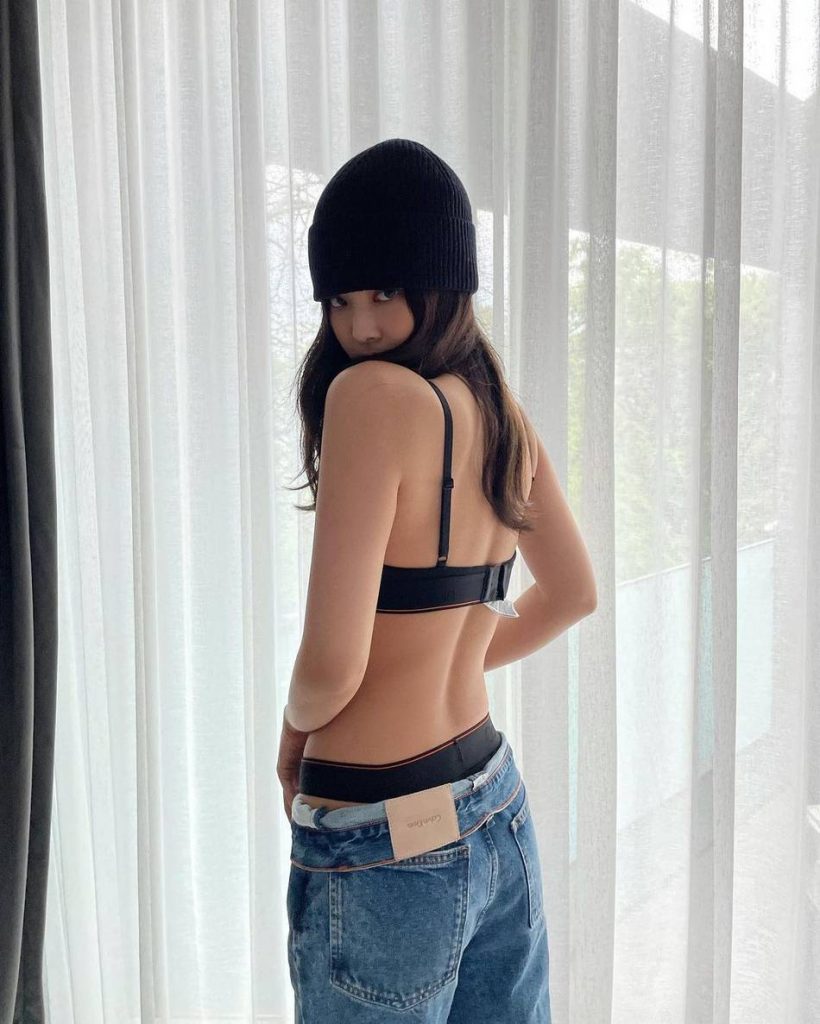 Jennie大方晒性感美照 露背回眸超撩人