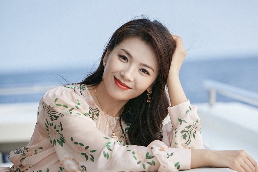 刘涛穿印花长裙拍写真 长发飘逸又美又仙