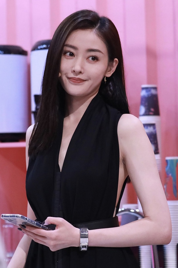 张天爱穿深V无袖装手臂纤细 举止性感撩人