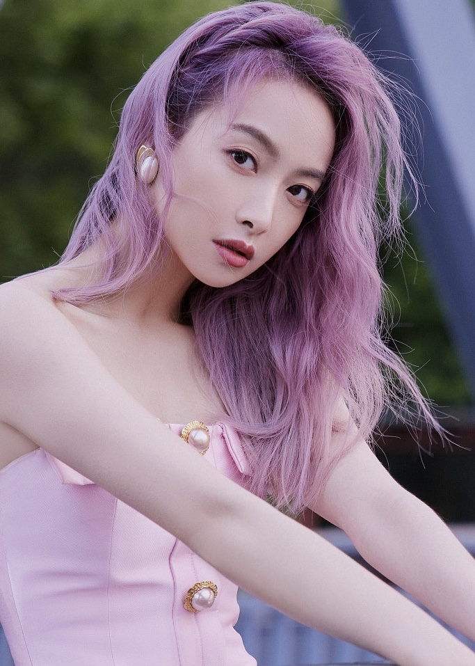 宋茜紫粉发色优雅梦幻 搭配珍珠裙超少女