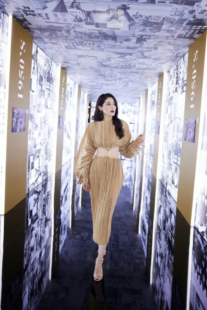 曾黎穿金色长裙露蛮腰 红唇卷发女人味十足