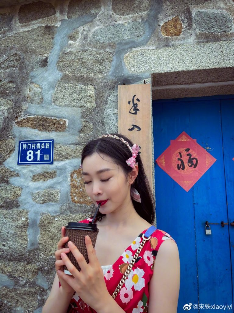宋轶碎花红裙海岛大片 明艳可人清新甜美