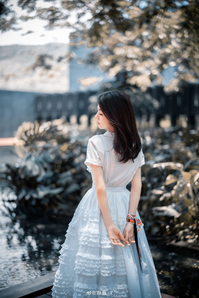 春日少女！春夏穿白裙眼神清澈似林间精灵