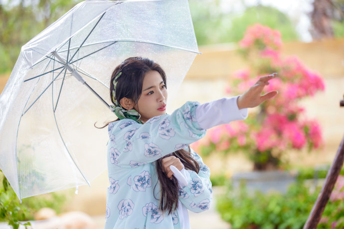 元气少女！杨超越扎双马尾现身 又美又萌