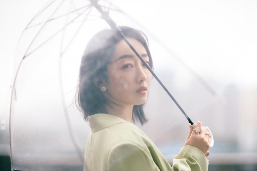 蒋梦婕天台撑伞大片释出 穿抹胸裙极具浪漫