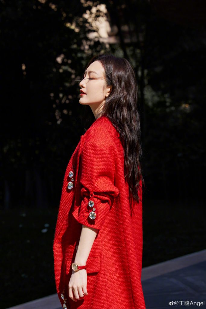 王鸥穿红西装秀美腿 气质高贵妩媚迷人