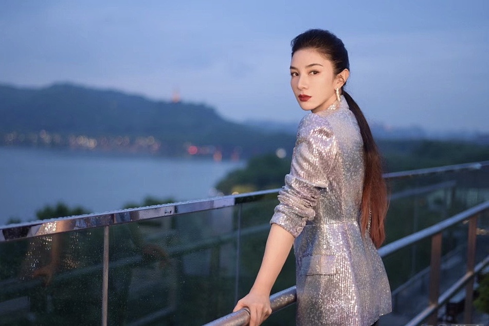 黄奕背头马尾造型干练 搭配亮面西装成焦点
