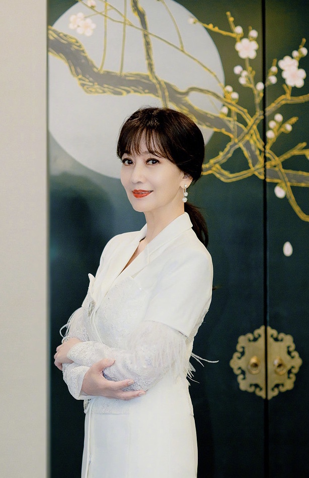 赵雅芝庭院写真曝光 红唇优雅气质温婉如兰