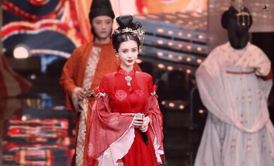 baby一袭红衣古装娇艳动人 笑容甜美撩人