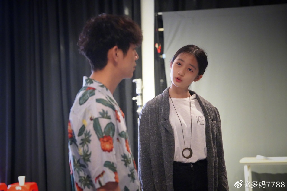 孙莉晒女儿与何炅排练照 多多甜笑气质脱俗