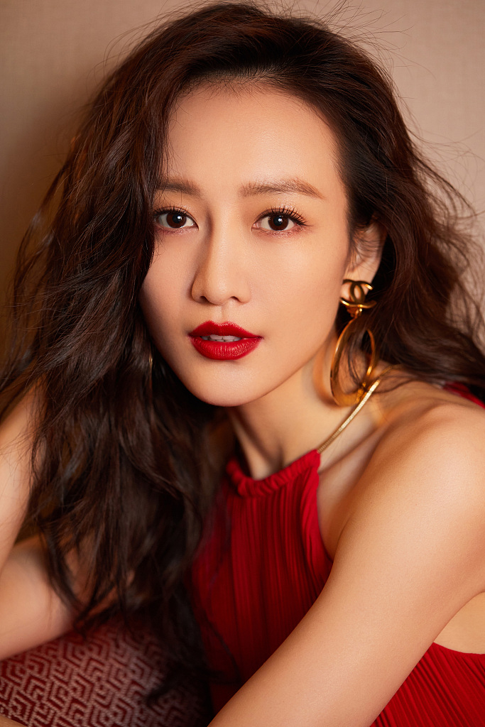 王鸥红裙写真浪漫似火 烈焰红唇妩媚性感