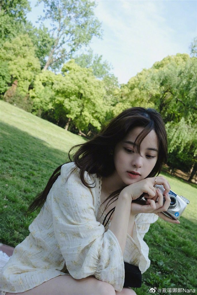 欧阳娜娜晒美照不惧怼脸特写 甜笑元气十足