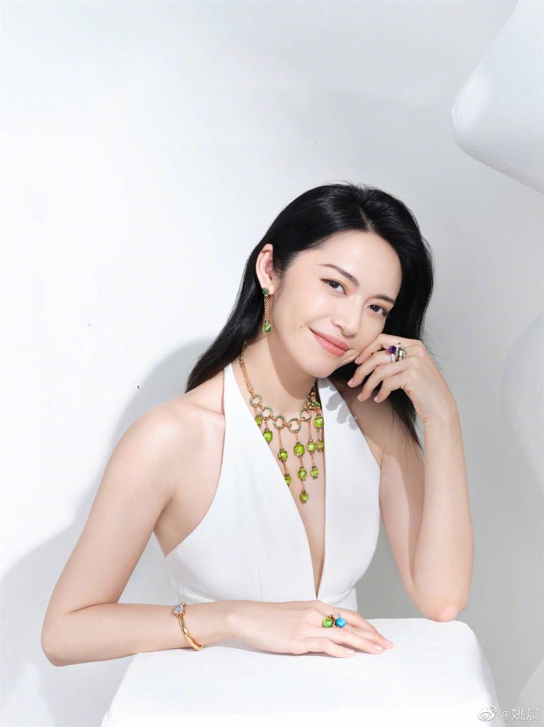 姚晨穿深V裙秀事业线 戴昂贵珠宝气场全开