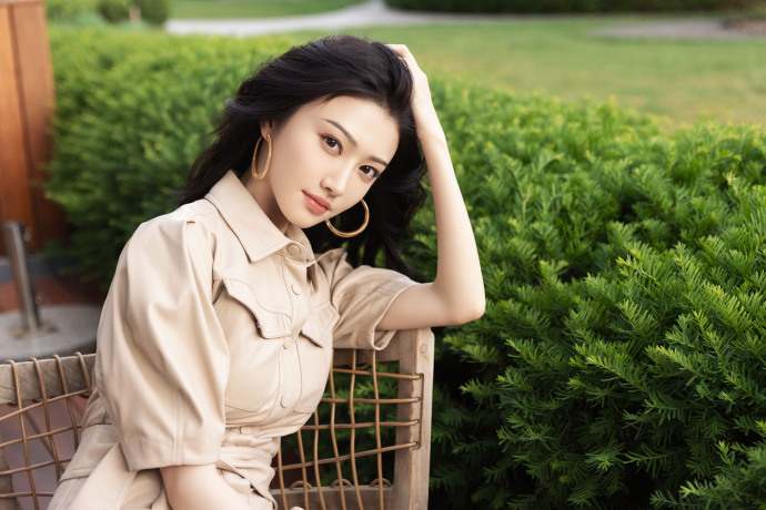 景甜最新美照曝光 穿套装妆容精致