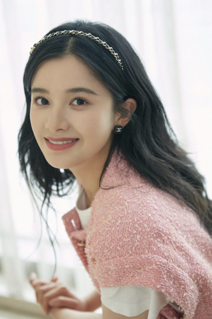 新晋校园女神！张婧仪穿白裙清纯灵动
