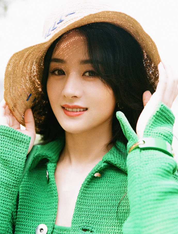 赵丽颖拍写真庆出道15周年 笑容明媚春意浓