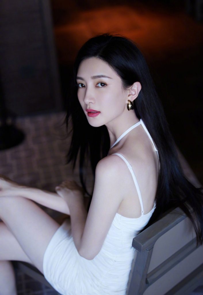 江疏影白色吊带紧身裙写真大秀绝佳身材