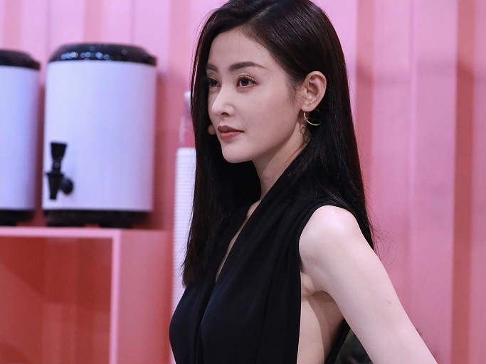 张天爱穿深V无袖装手臂纤细 举止性感撩人