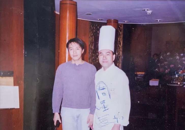 《食神》原型戴龙在深圳首创品牌 “下一站·幸福”茶餐厅罗湖田贝开业