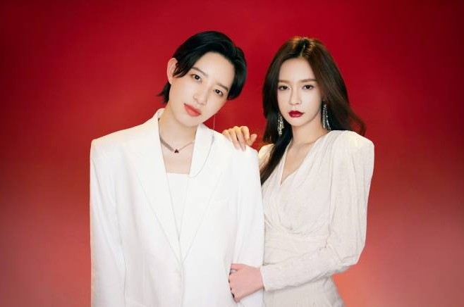 沈梦辰李斯丹妮合影 彼此间“相爱相杀”