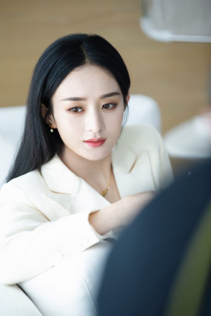 离婚后更美了！赵丽颖穿奶白西装温柔干练