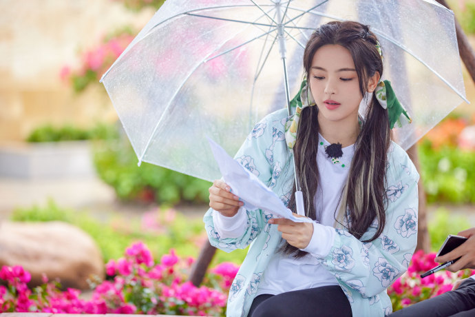 元气少女！杨超越扎双马尾现身 又美又萌