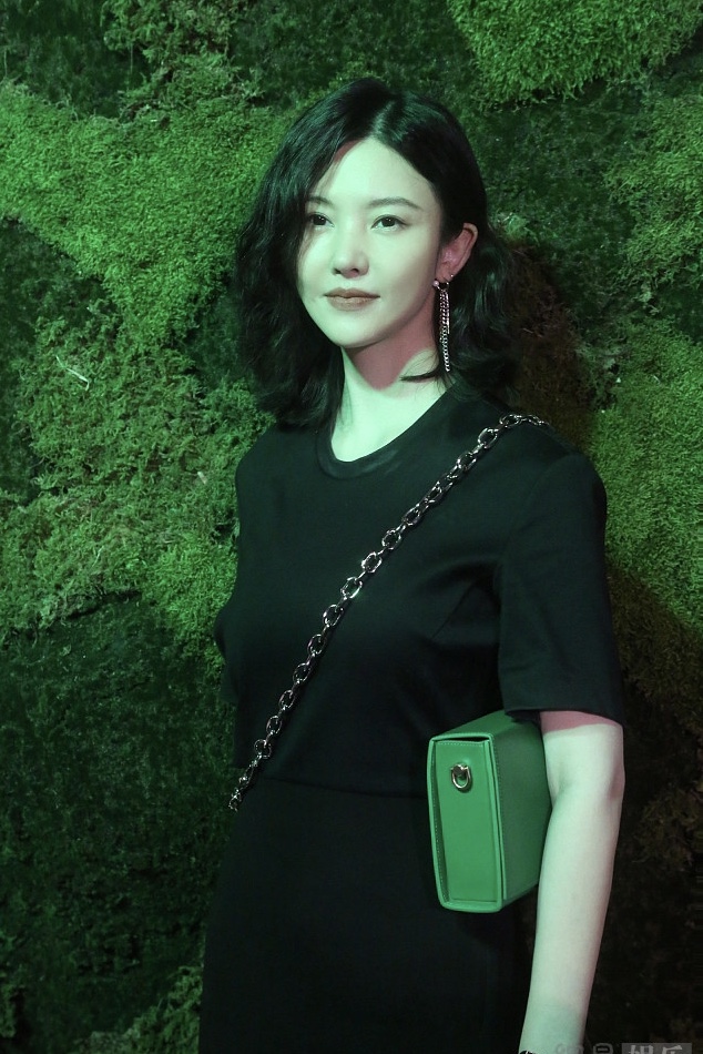 认不出！杨子姗着黑色套装 脸变化大