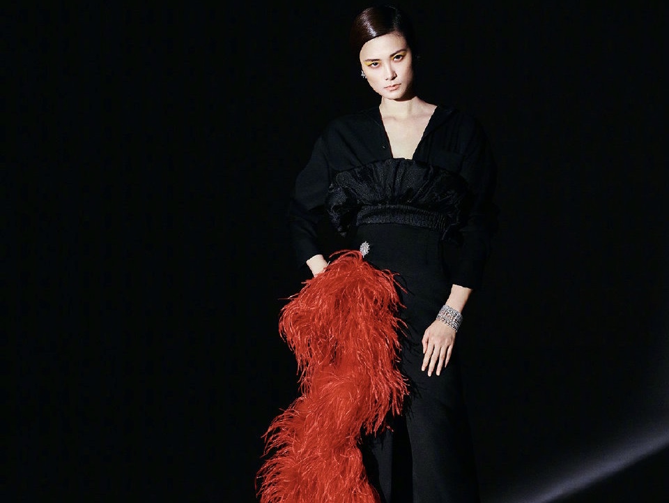 李宇春鱼骨高叉透视裙 尽显优美线条