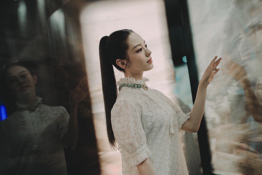 吉娜高马尾写真曝光 唇红齿白美貌会发光