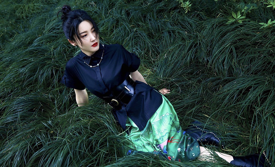 杨子姗写真活力满满 娇艳红唇美颜暴击