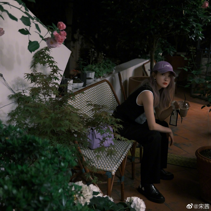 宋茜520晒美照 染粉紫色头发又甜又酷