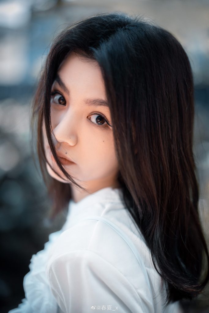 春日少女！春夏穿白裙眼神清澈似林间精灵