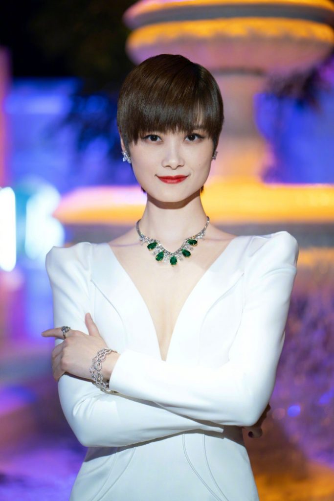 李宇春穿开衩鱼尾裙秀身材 涂红唇美艳迷人