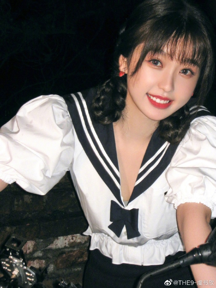 虞书欣穿水手服 梳双马尾麻花辫甜笑可爱