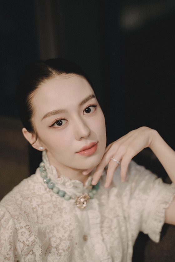 吉娜高马尾写真曝光 唇红齿白美貌会发光