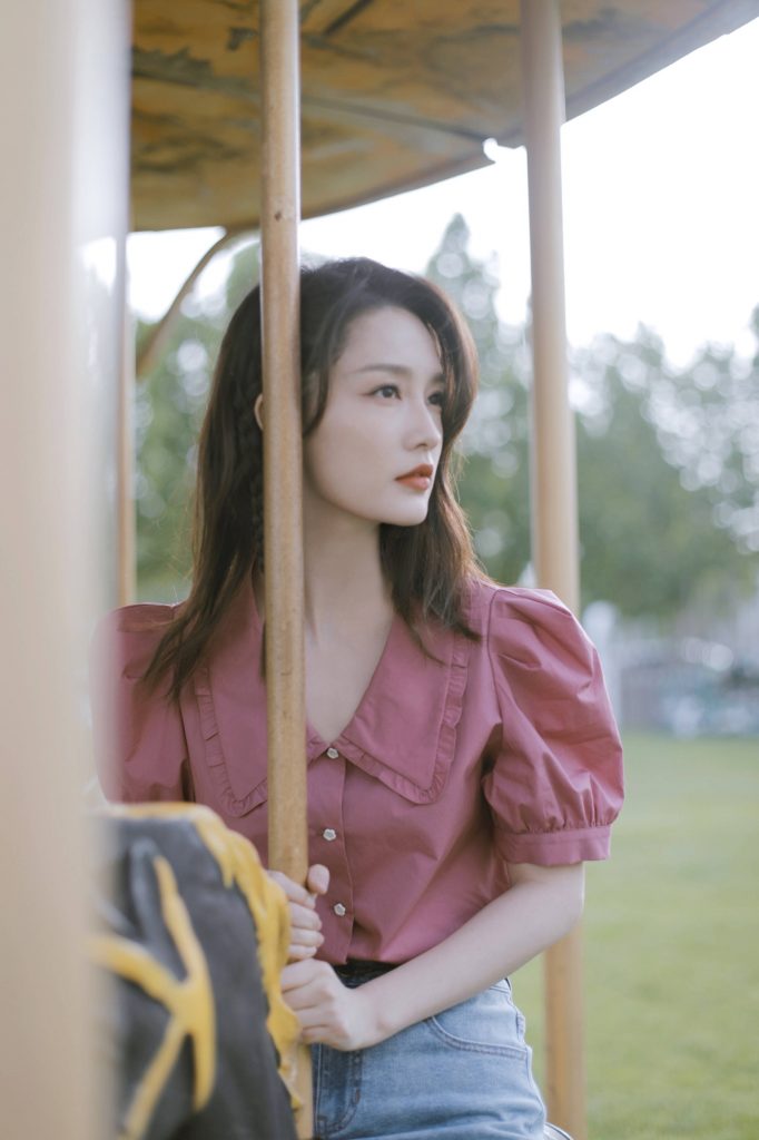 李沁坐夏日旋转木马 童趣温柔好似童话公主