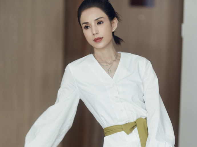 仙气依旧！李若彤穿白裙扎高马尾 颜值在线