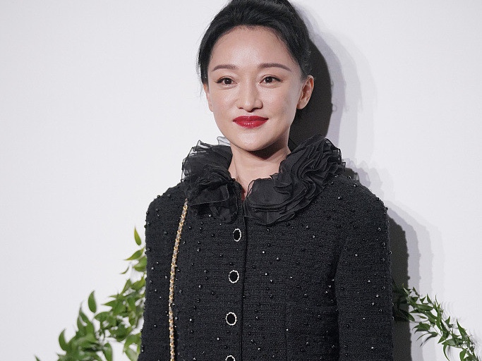 周迅穿套装配黑丝化身复古名伶 满脸笑容