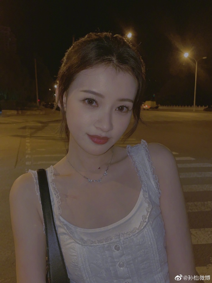 孙怡穿背心配牛仔裤 开心比V少女感满满