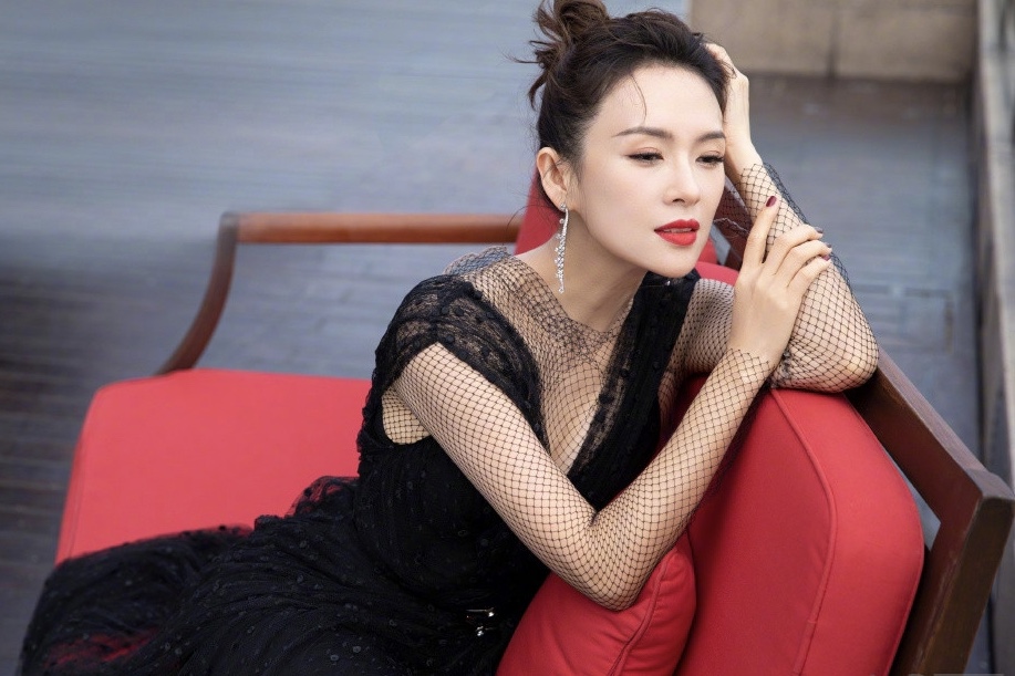 章子怡风中撩发妩媚迷人 穿黑色深V蕾丝裙