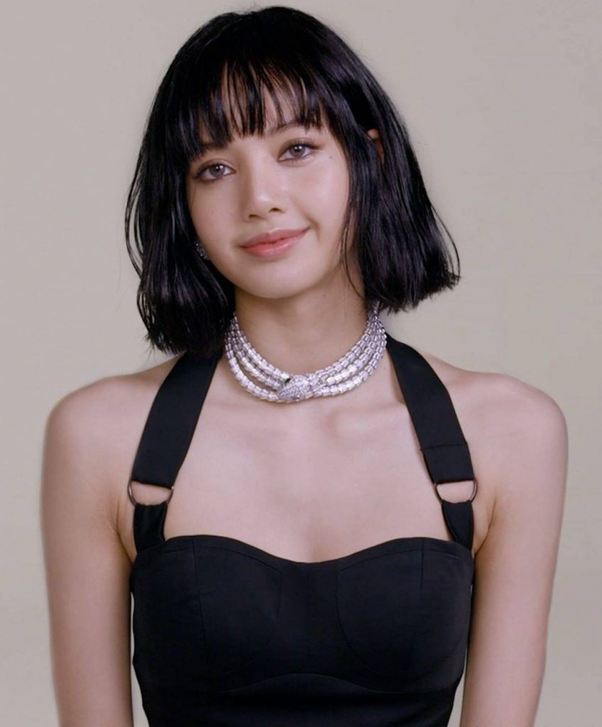 Lisa拍大片 深V湿发造型慵懒可爱
