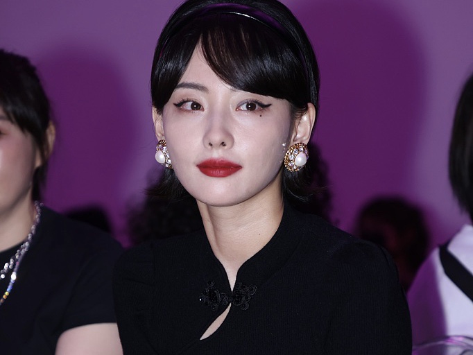 张嘉倪猫眼配盘发复古明艳 女人味爆棚