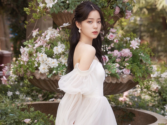 欧阳娜娜拍美照人比花娇 穿白纱裙甜美温柔