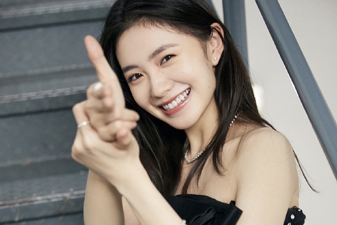 灵动少女!刘浩存穿波点裙 眼神清澈笑容可爱