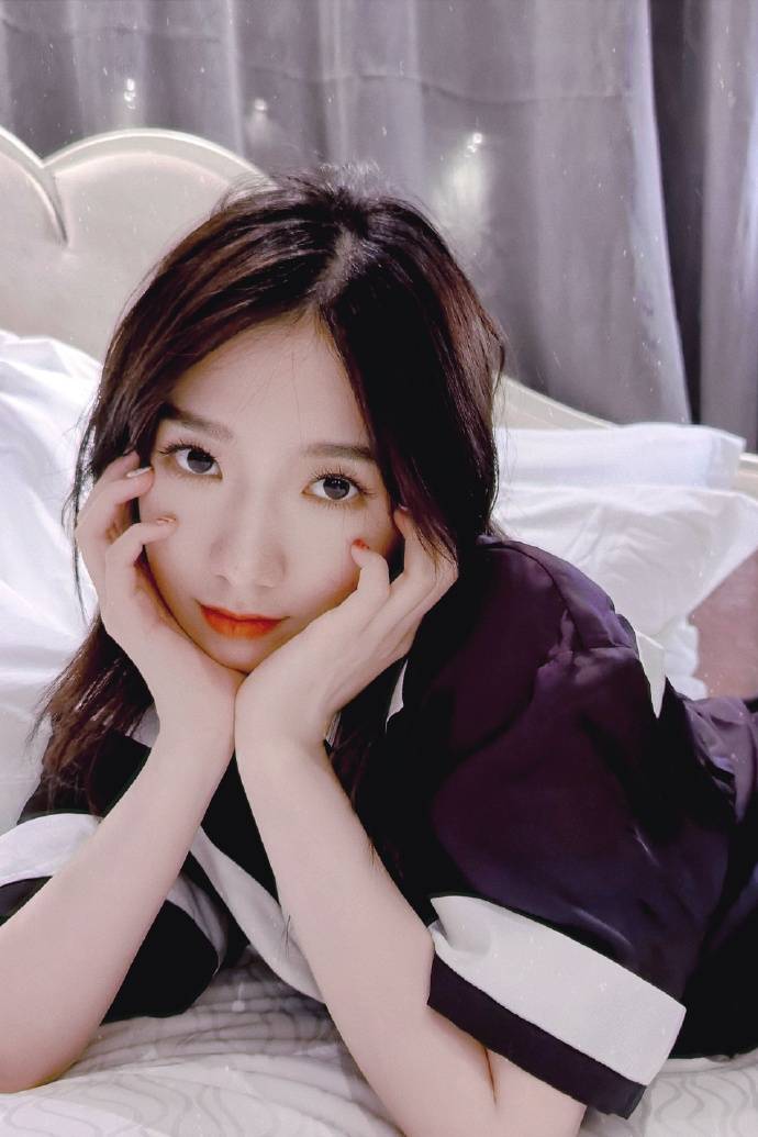 孟美岐营业晒怼脸照 自侃“做美女好累”