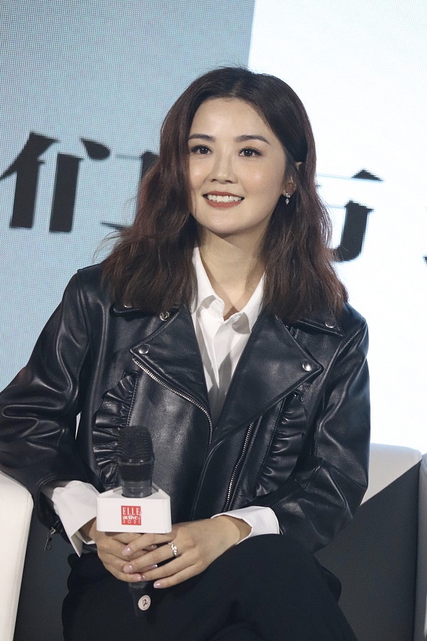 蔡卓妍穿皮衣踩高跟鞋 卷发披肩甜笑温柔