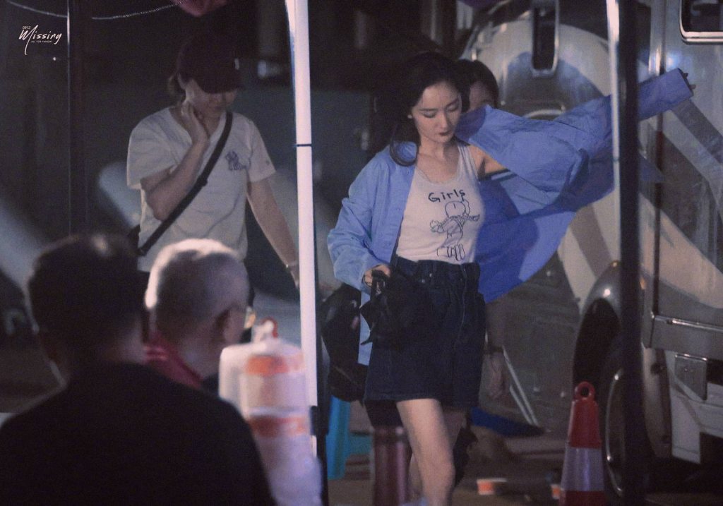 杨幂拍戏收工 穿短裙秀长腿身材火辣性感