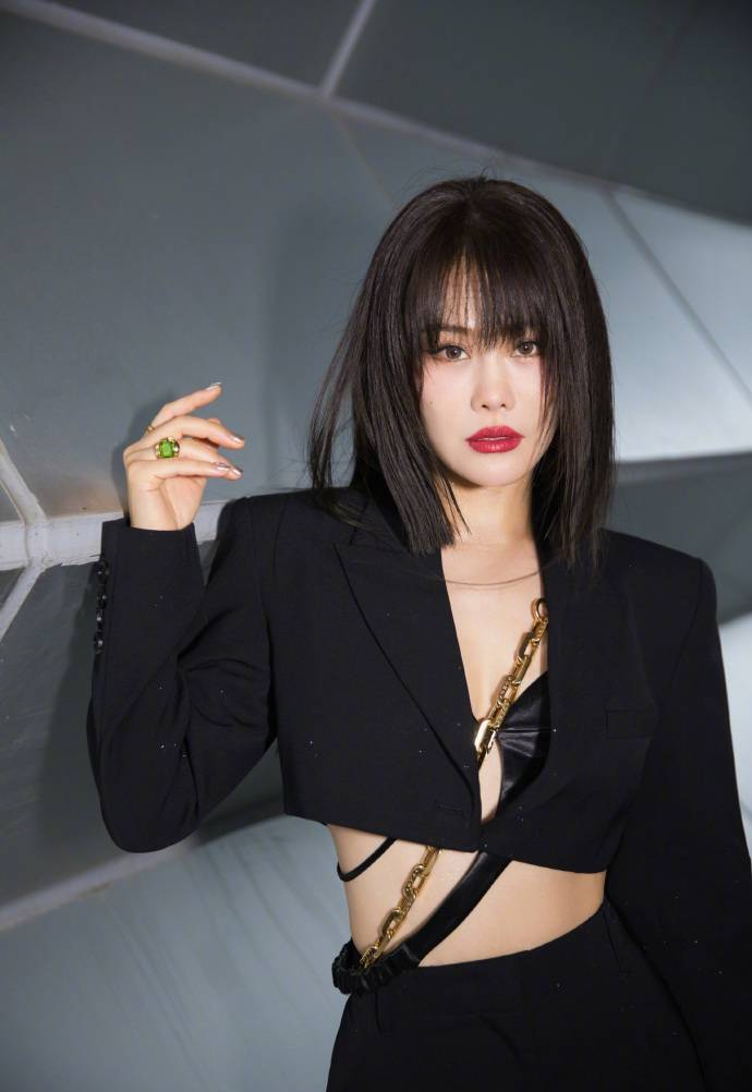 袁娅维穿露腰西装性感干练 红唇魅惑