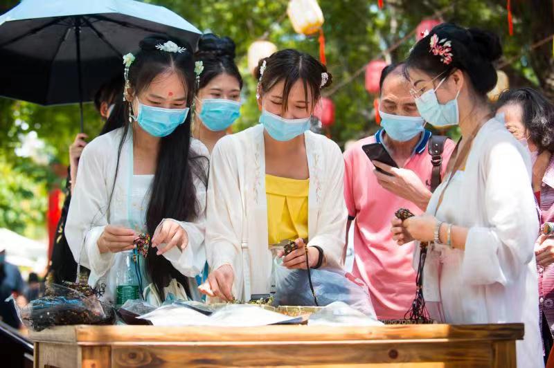 来锦绣中华过传统端午节 一起玩民俗赛龙舟