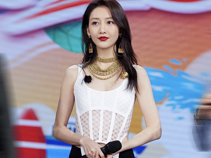 王鸥穿白色纱网背心清新魅惑 笑容温暖